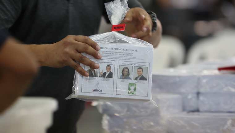 Tribunal Supremo Electoral realiza embalaje de papeletas para elegir a presidente y vicepresidente en la segunda vuelta en las elecciones 2019, que ser enviado a los centros de votacin para guatemaltecos en Estados Unidos.


Fotografa: Erick Avila.                       03/08/2019
