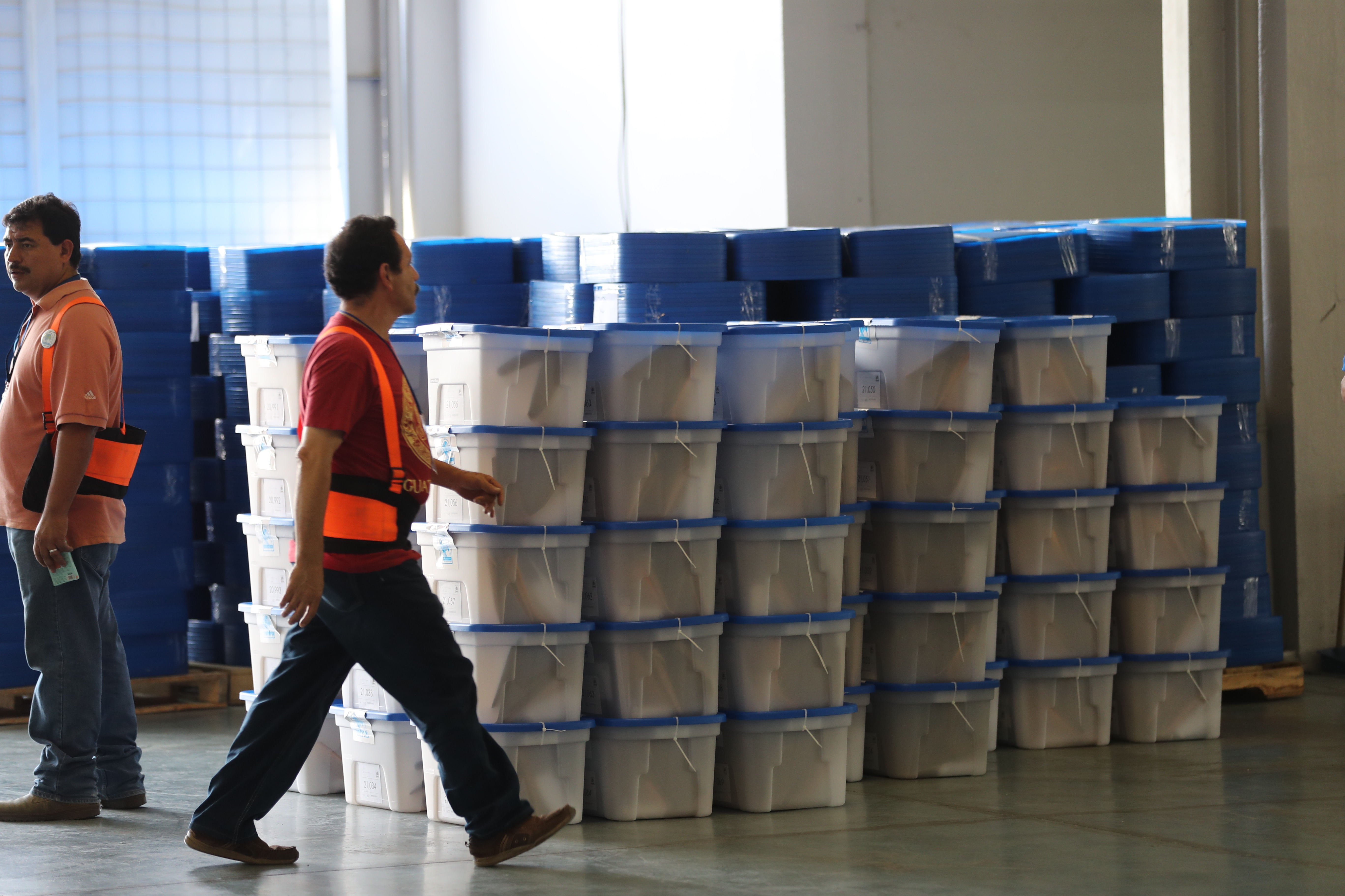 El TSE avanza en el embalaje de material electoral. (Foto Prensa Libre: Hemeroteca PL)