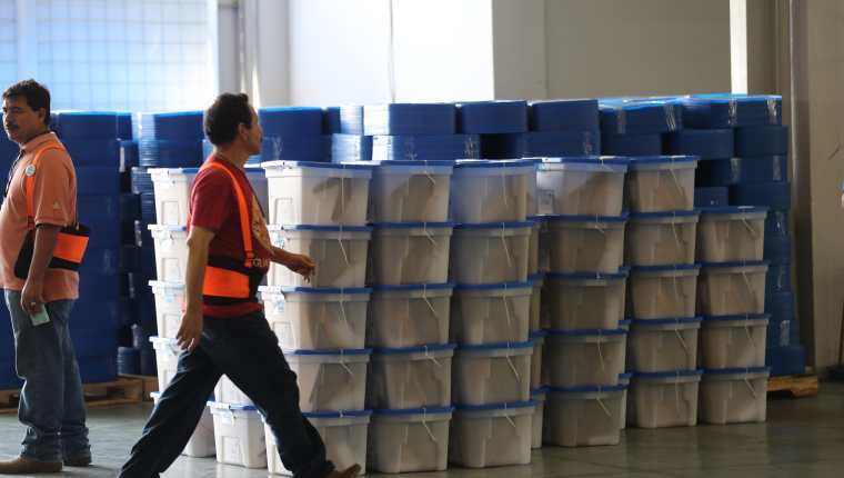 El TSE avanza en el embalaje de material electoral. (Foto Prensa Libre: Hemeroteca PL)