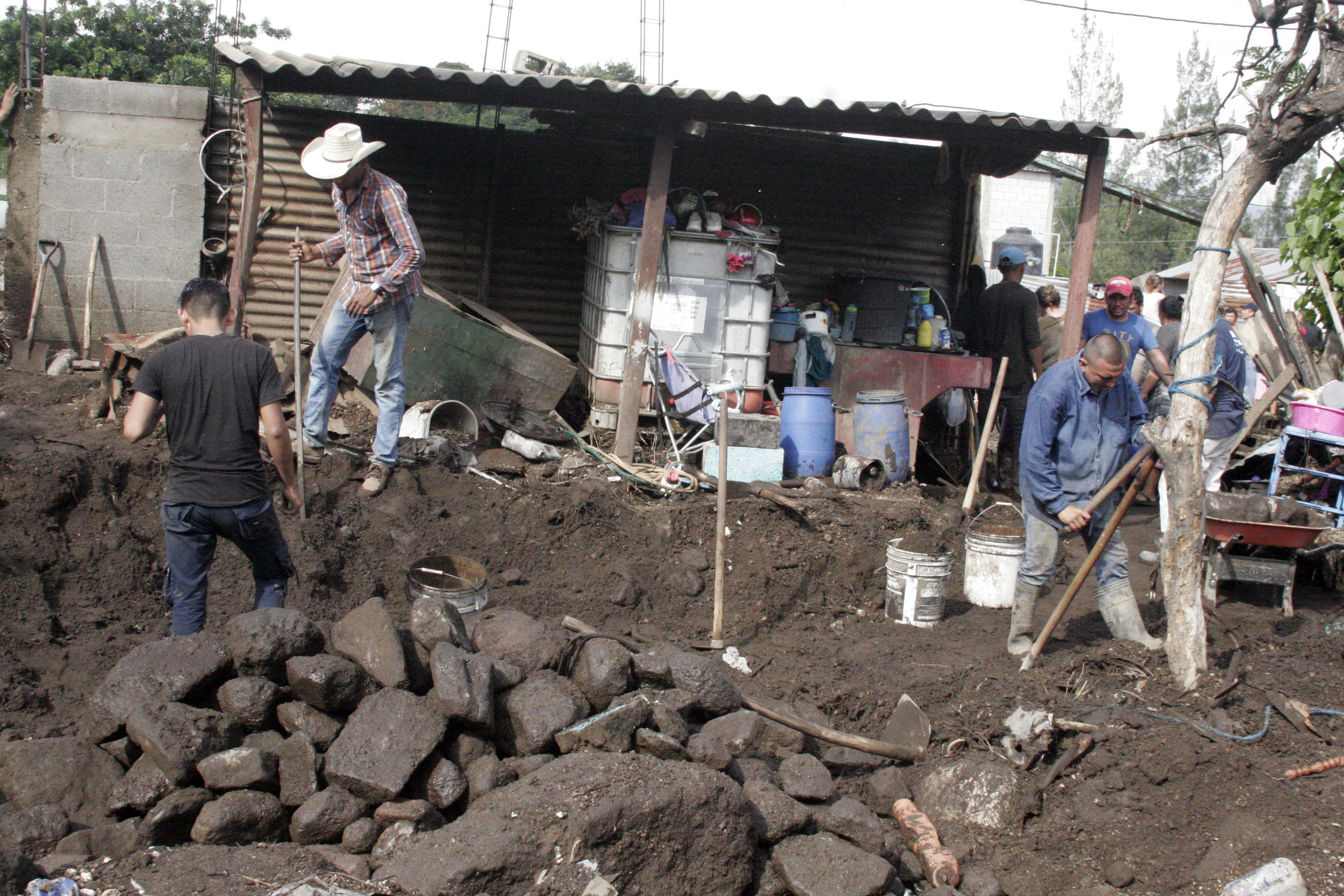 Las casas quedaron soterradas, hasta un metro de tierra y rocas quedó dentro de las viviendas. Fotografía: María Reneé Barrientos Gaytan