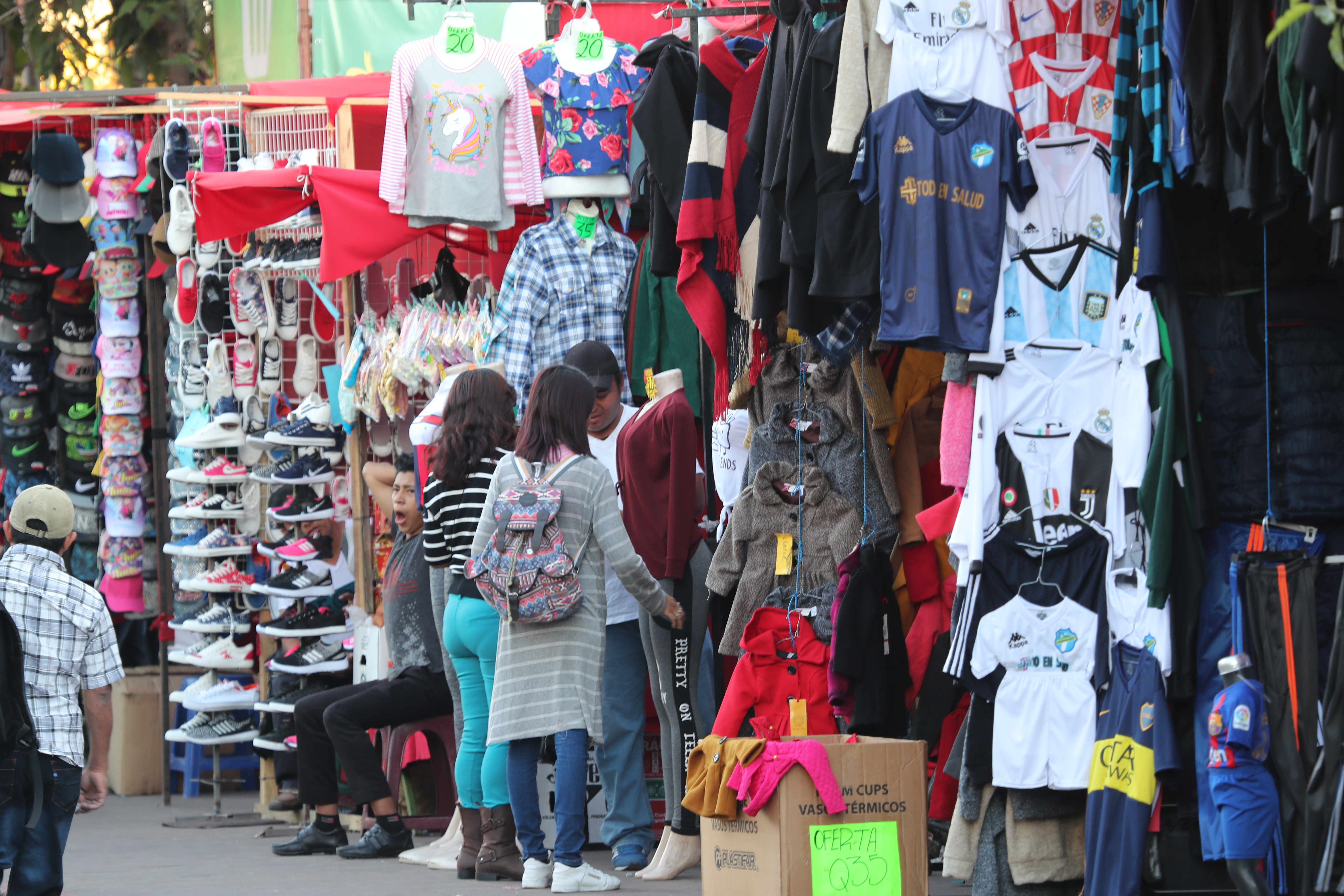 El 70% de la población económicamente activa está empleada en el sector informal y eso es una debilidad, según el informe de Moody´s. (Foto Prensa Libre: Hemeroteca)