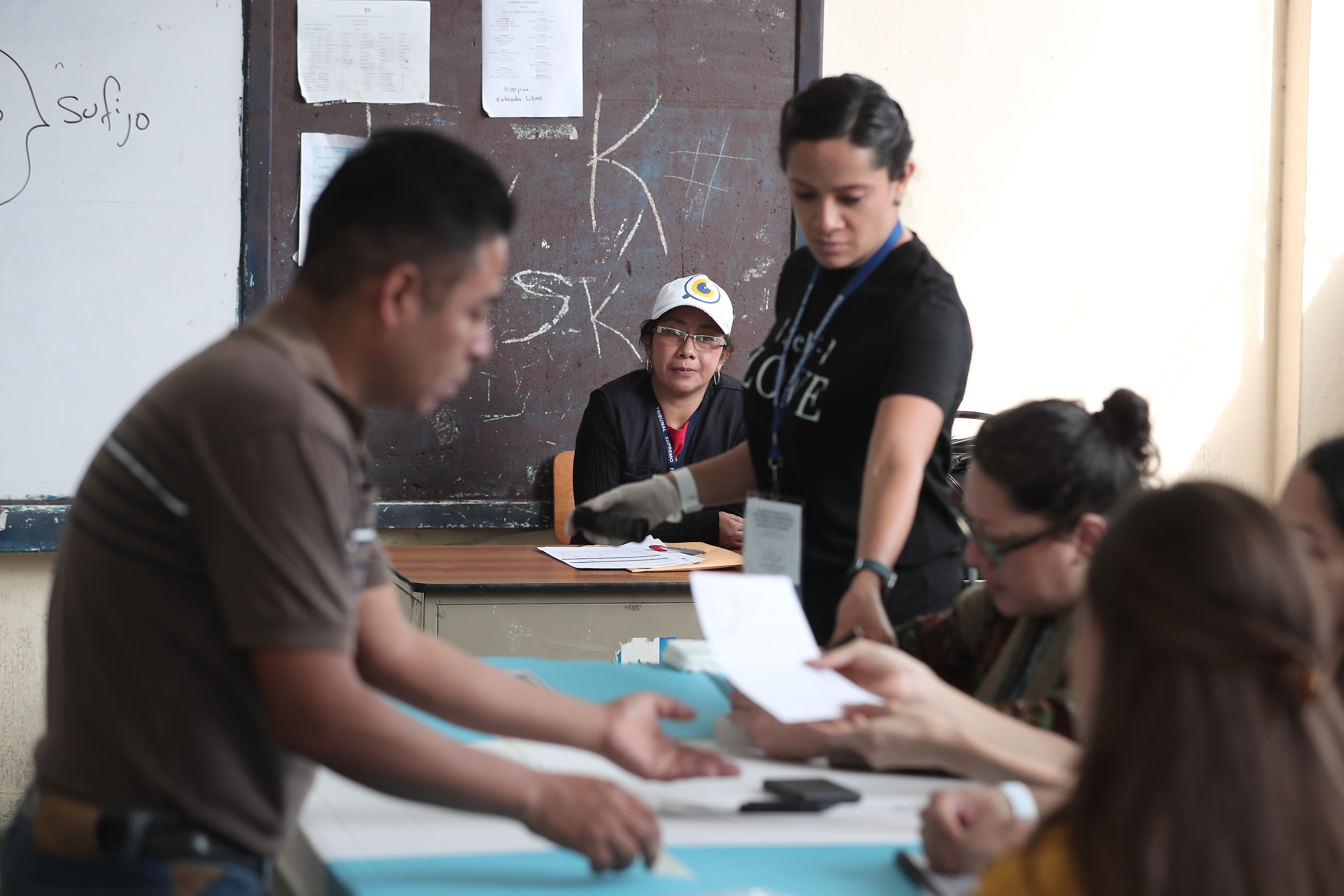CENTRO DE VOTACIîN, INSTITUTO NORMAL CENTROAMERICANO PARA SEORITAS (INCA). En el centro de votacin Instituto Normal Centroamericano para Seoritas (INCA) fue el banderazo de salida para la Segunda Vuelta Electoral de las Elecciones Generales 2019. En imagen, observadora de mirador electoral presente en las elecciones.

Juan Diego Gonzlez.  110819