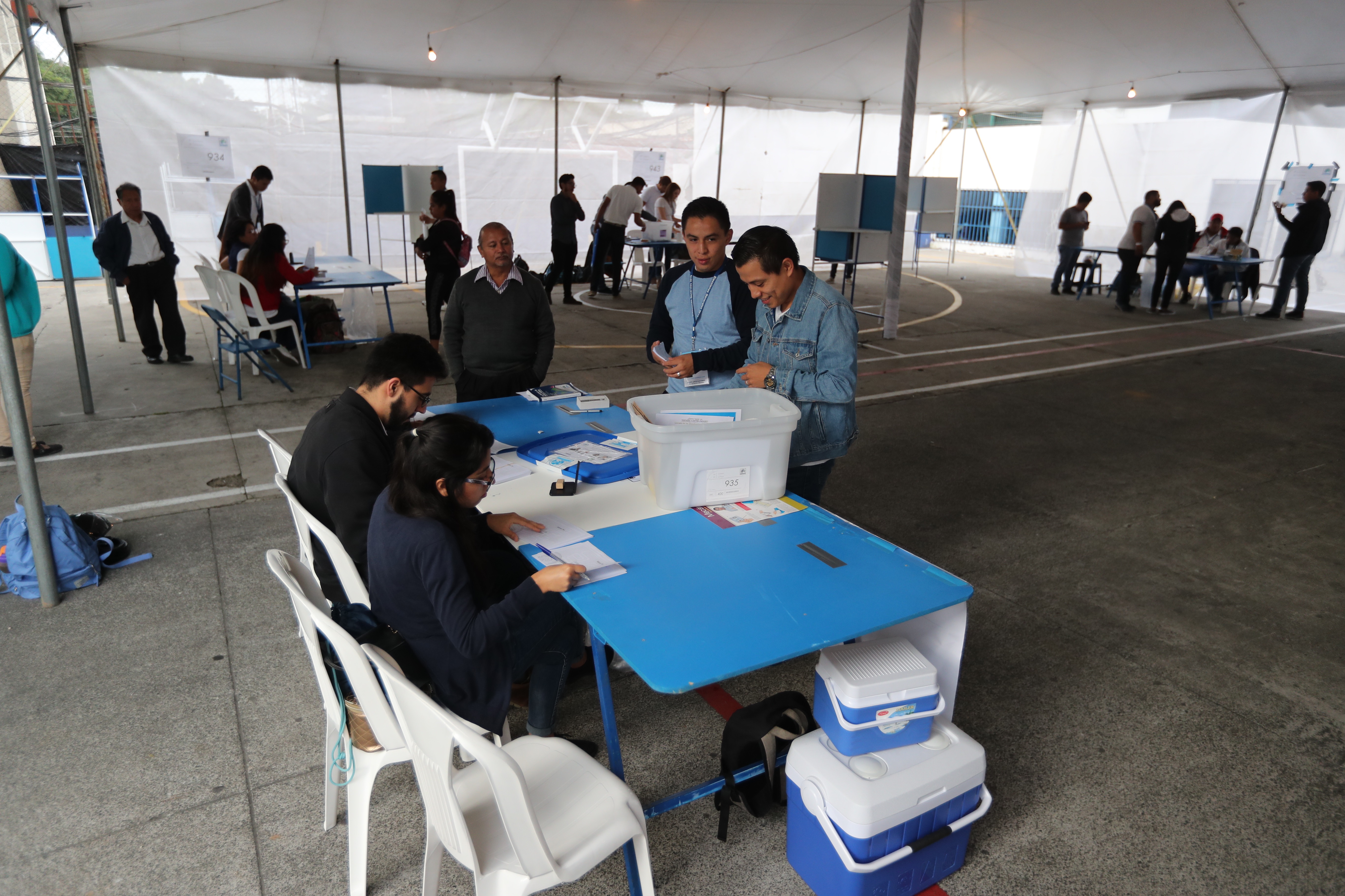 Ciudadanos en el centro de votaciones en el colegio IMB PC ubicado en la zona 12, donde a las 7 de la maana inicio las votaciones.


Fotografa Erick Avila           11082019