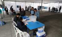 Ciudadanos en el centro de votaciones en el colegio IMB PC ubicado en la zona 12, donde a las 7 de la maana inicio las votaciones.


Fotografa Erick Avila           11082019