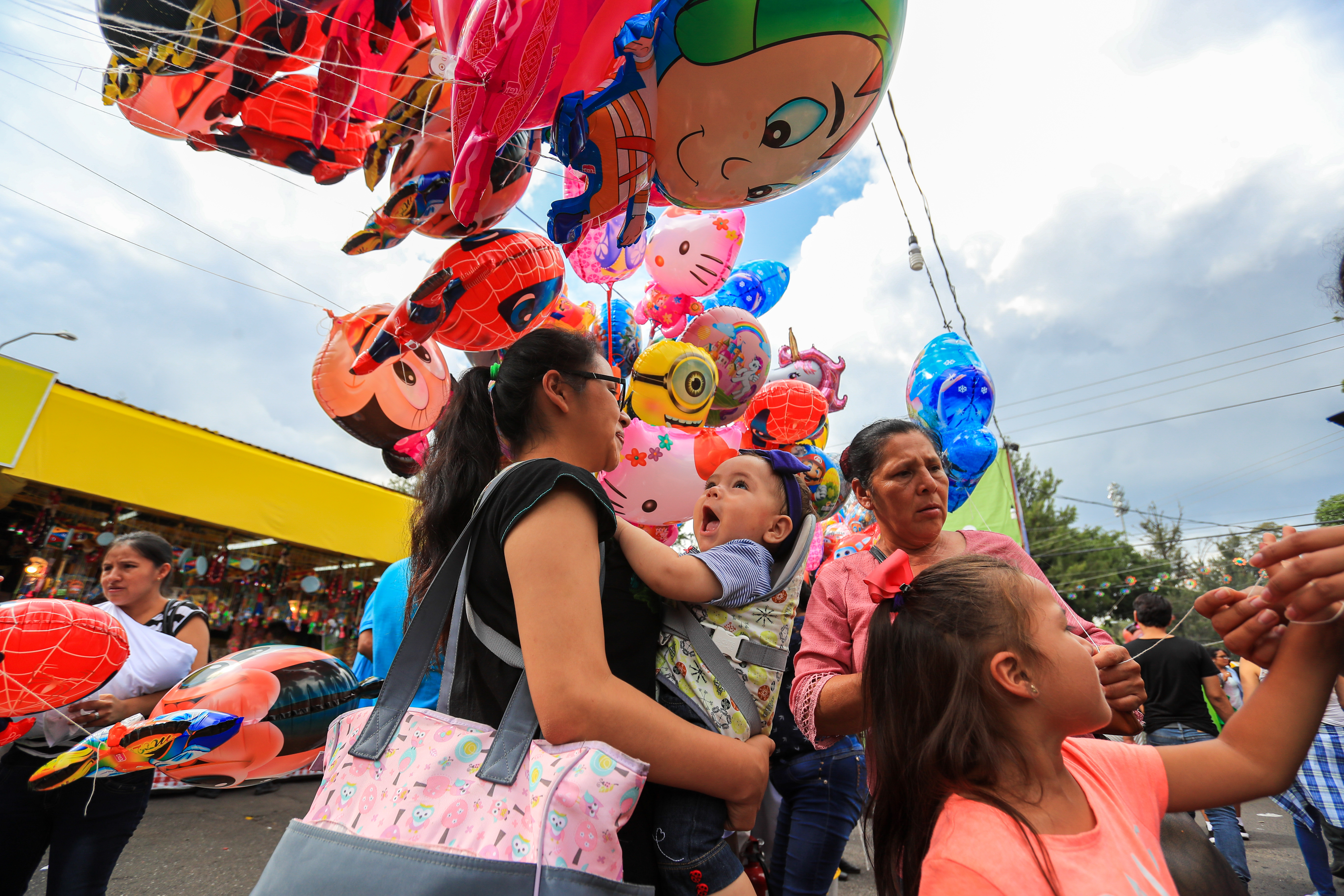Un bebé explotó en emoción al ver al Chavo del 8 en un globo gigante. Fotografía Prensa Libre: Juan Diego González