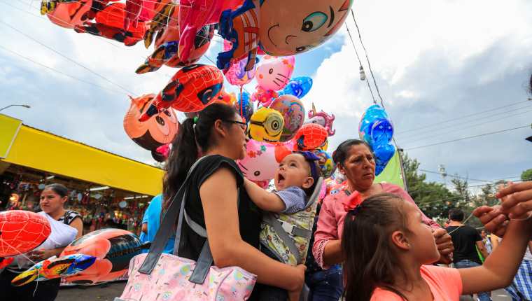 Un bebé explotó en emoción al ver al Chavo del 8 en un globo gigante. Fotografía Prensa Libre: Juan Diego González