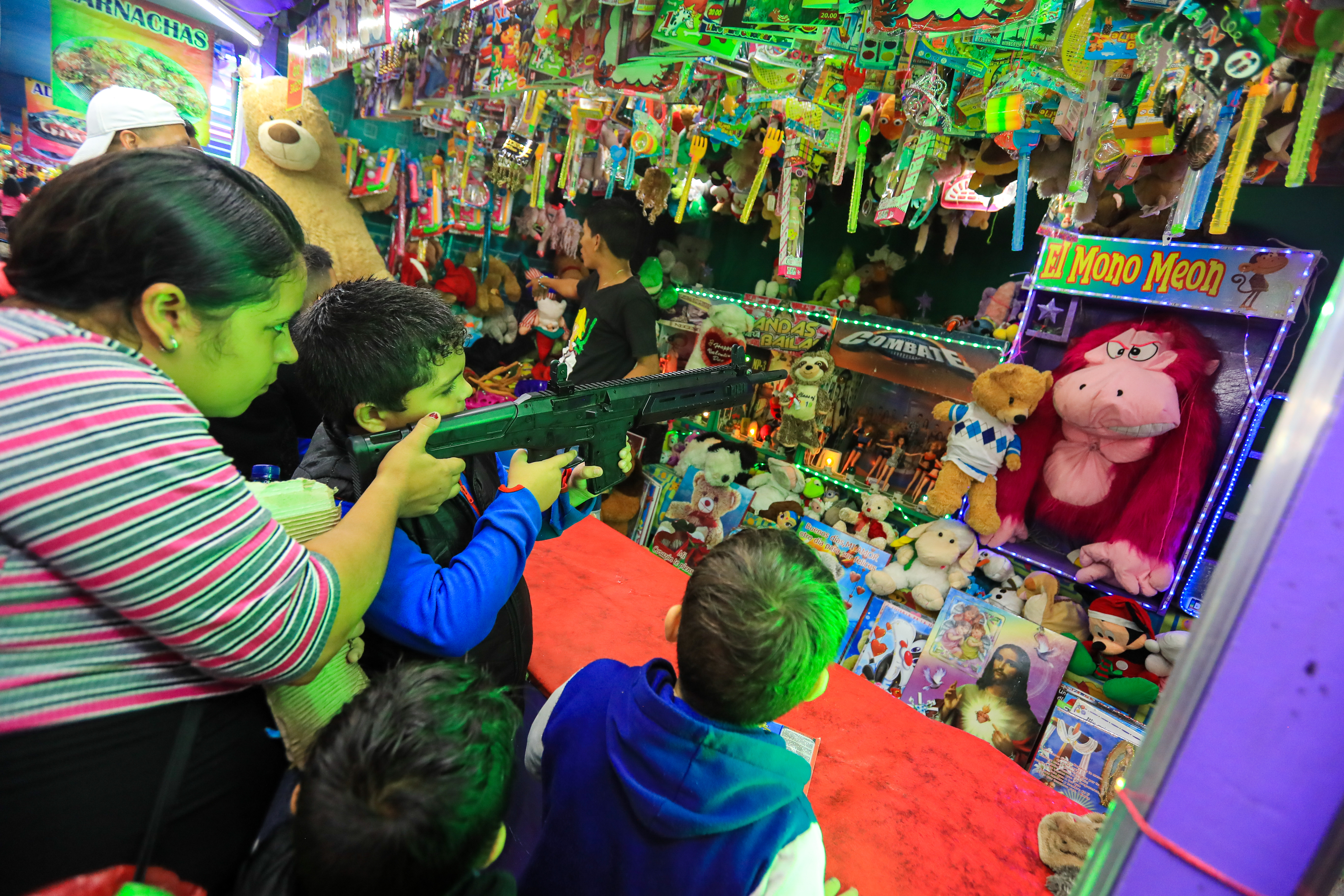 Las distintas ferias barriales y patronales han quedado canceladas debido al coronavirus y miles de comerciantes se han quedado sin su sustento diario. (Foto Prensa Libre: Hemeroteca)