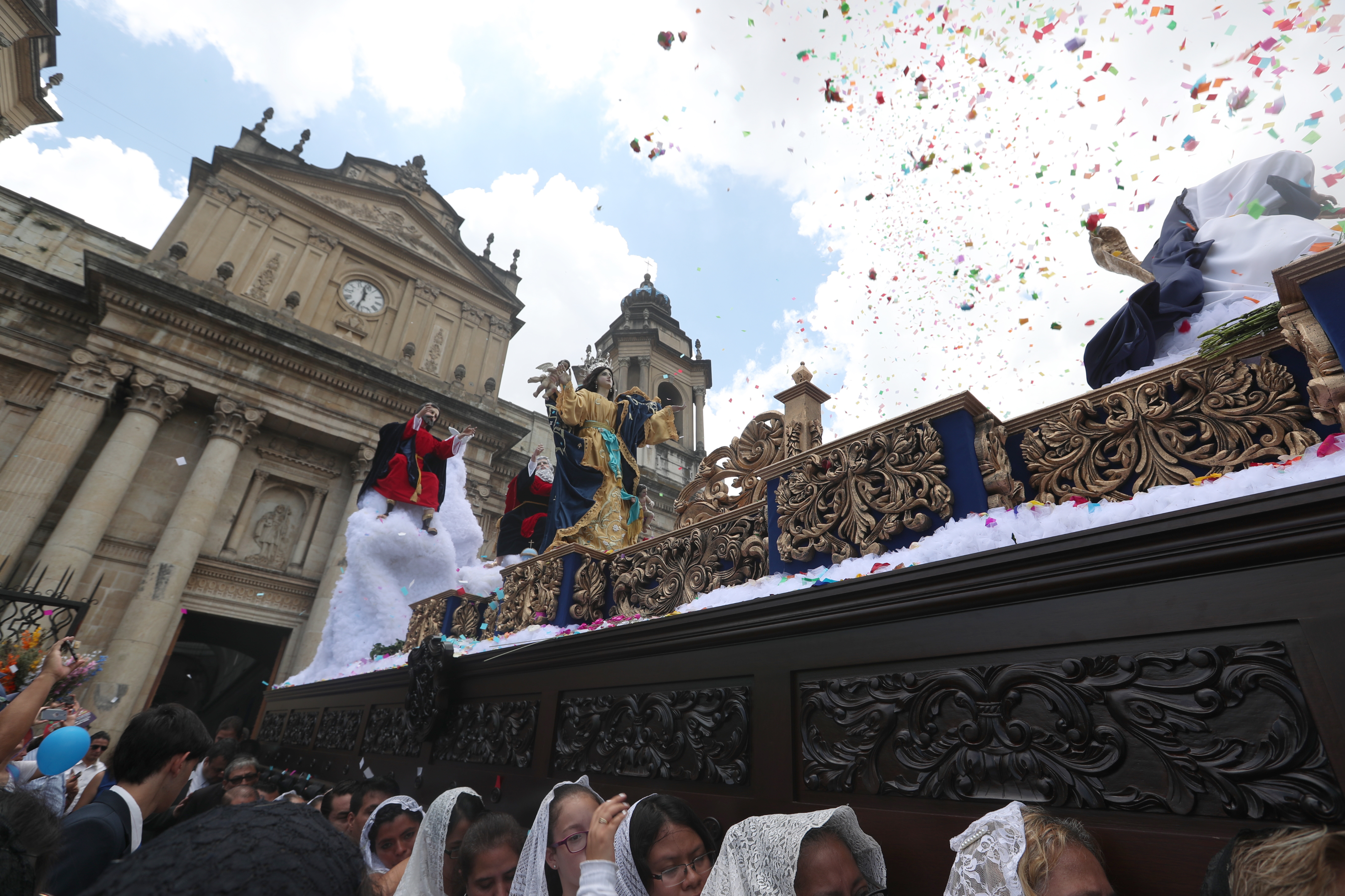 Procesión de la Virgen de la Asunción sale de Catedral Metropolitana. Fotografía Prensa Libre: Antonio Jiménez