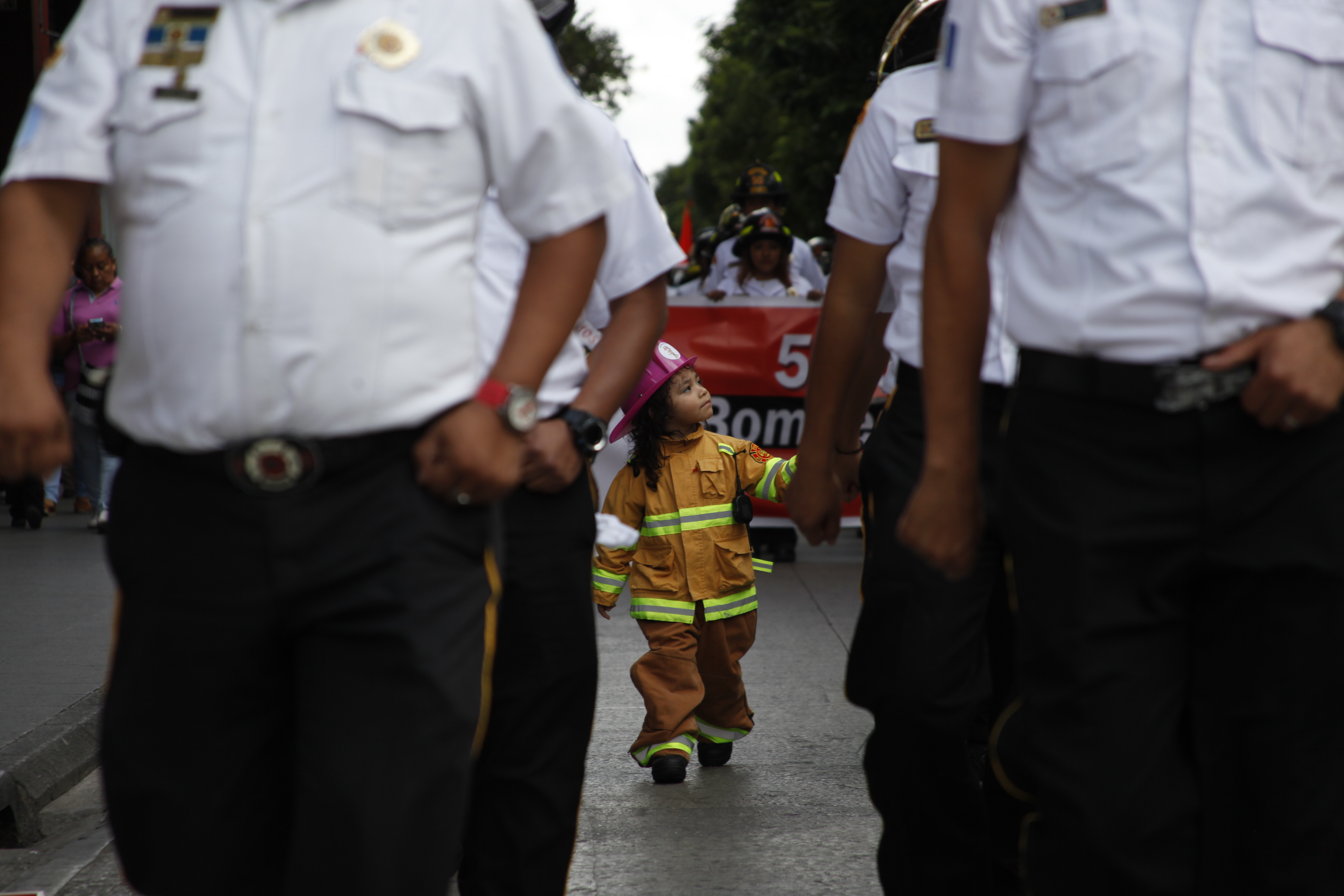 Algunos niños vestidos de bomberos acompañan al pelotón de paramédicos. Fotografía Prensa Libre: Noé Medina.