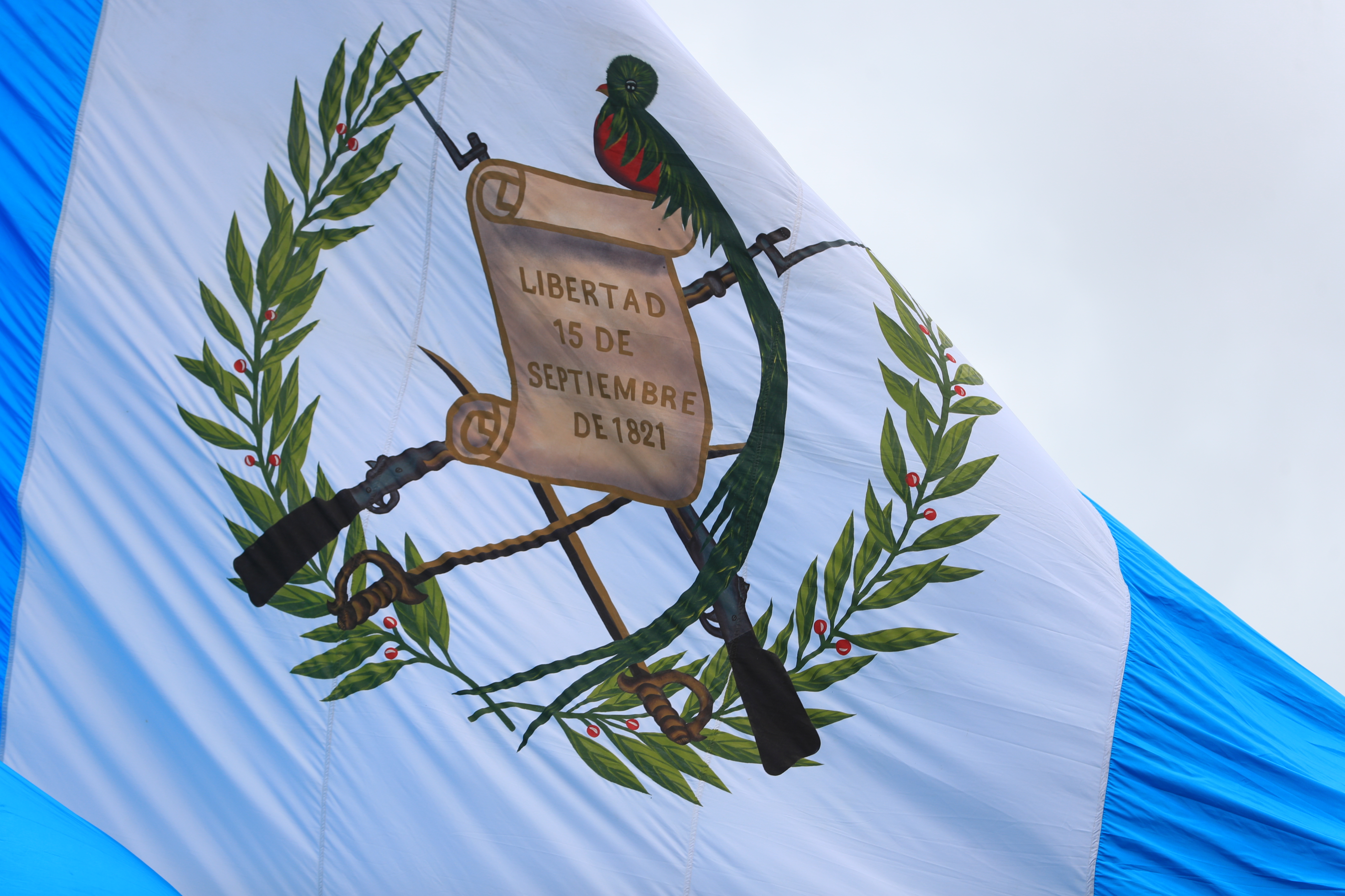 El escudo Nacional al medio del Azul y Blanco en la Bandera Nacional de Guatemala 