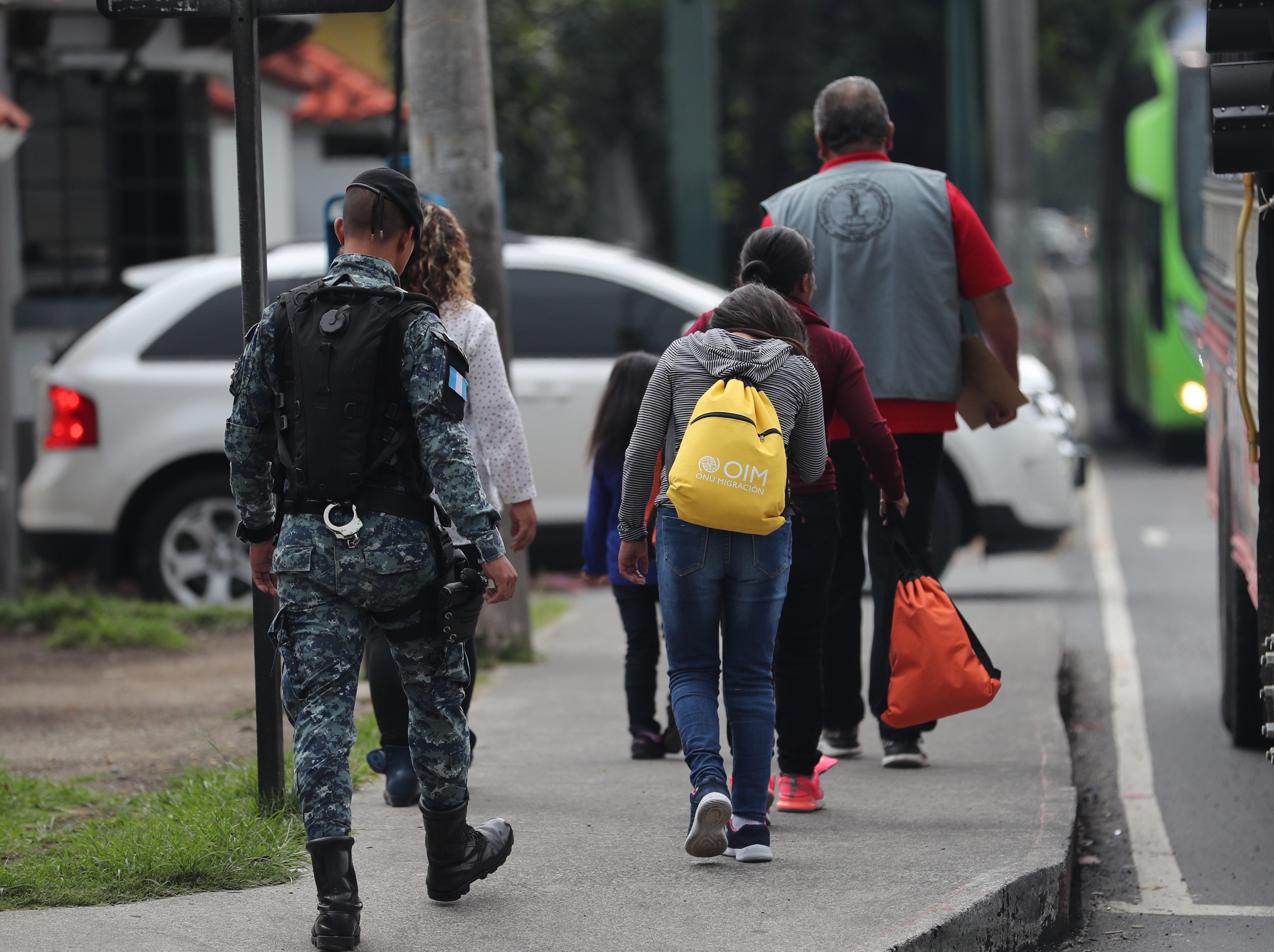 Un grupo de deportados caminan sobre la avenida Hincapié, en la zona 13. luego de ser expulsados de EE. UU.  (Foto Prensa Libre: Hemeroteca PL)