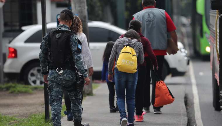 Un grupo de deportados caminan sobre la avenida Hincapié, en la zona 13. luego de ser expulsados de EE. UU.  (Foto Prensa Libre: Hemeroteca PL)