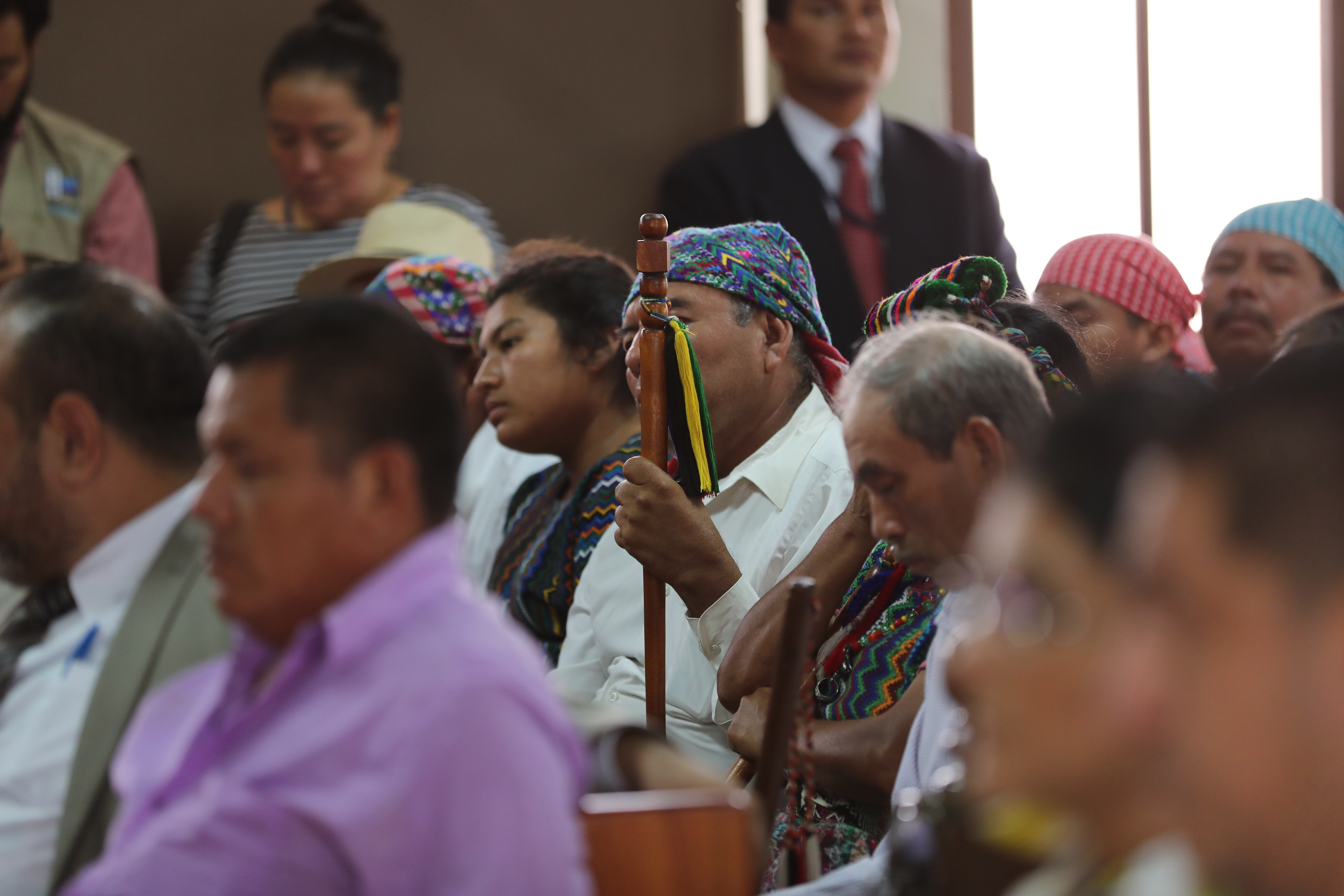 Líderes comunitarios, trabajadores, y pequeños empresarios, asistieron a la vista pública que se llevó a cabo en la Corte de Constitucionalidad (CC) por el caso de Mina Fénix. (Foto Prensa Libre: Érick Ávila)