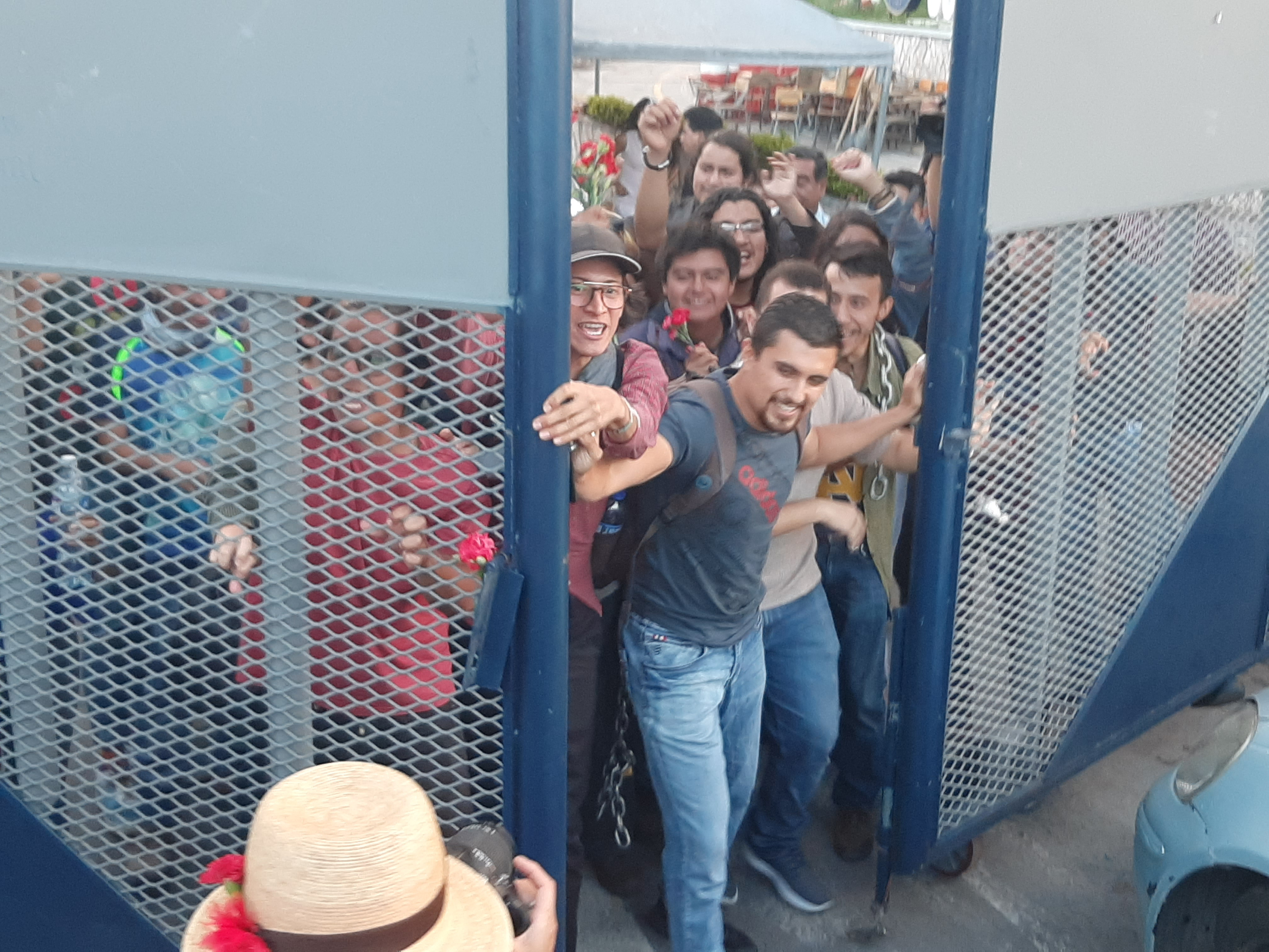 Luego de 30 días de permanecer tomada la Universidad de San Carlos, este es el momento en que estudiantes abren las puertas principales que conectan hacia el periférico . Foto Prensa Libre/ Andrea Domínguez