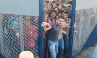Luego de 30 días de permanecer tomada la Universidad de San Carlos, este es el momento en que estudiantes abren las puertas principales que conectan hacia el periférico . Foto Prensa Libre/ Andrea Domínguez