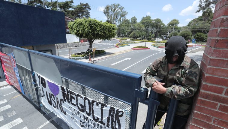 Estudiantes de la Universidad de San Carlos tomaron las instalaciones de la zona 12 para protestar contra supuestos hechos de privatización de dicha casa de estudios. ((Foto Prensa Libre: Hemeroteca PL). 