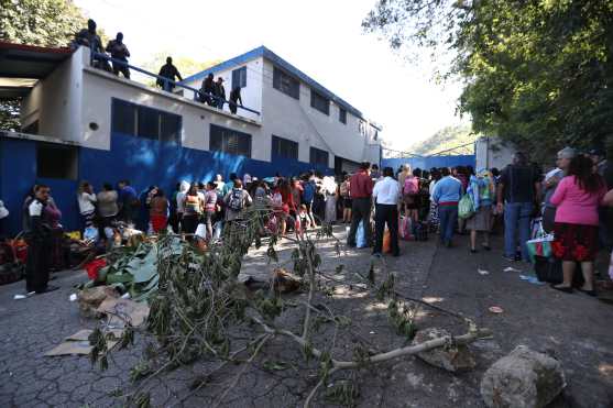 Ramas y piedras cubrían el ingreso al Preventivo de la zona 18. Foto Prensa Libre: Óscar Rivas