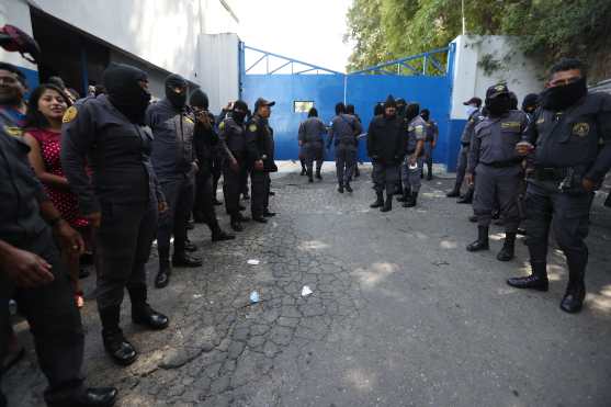 Los agentes hacen una valla y garantizan el ingreso del Director del Sistema Penitenciario, Camilo Morales. Foto Prensa Libre: Óscar Rivas 