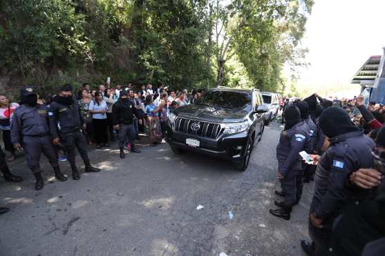 El vehículo que traslada al director del Sistema Penitenciario ingresa al complejo carcelario. Foto Prensa Libre: Óscar Rivas 