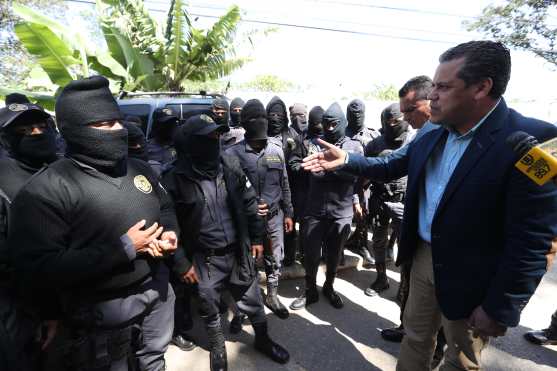 Camilo Morales dialoga con los guardias y les indica que el aumento de mil quetzales será entregado en octubre. Foto Prensa Libre: Óscar Rivas 