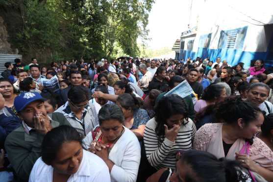 Las personas que esperaban visitar a los privados de libertad esperaron afuera del portón de ingreso. Foto Prensa Libre: Óscar Rivas