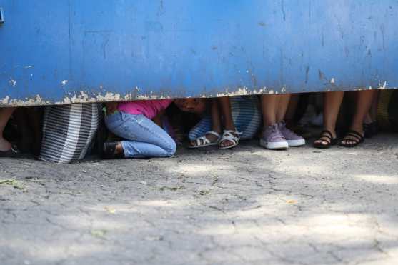 Algunos niños que acompañaban a la visita intentaban observar lo que pasaba dentro del complejo carcelario. Foto Prensa Libre: Óscar Rivas