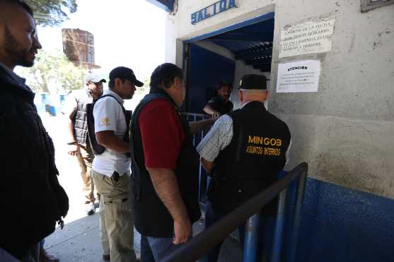 Por último las personas de Asuntos Internos ingresaron al presidio para verificar que el otro turno de guardias estuviera trabajando. Foto Prensa Libre: Óscar Rivas