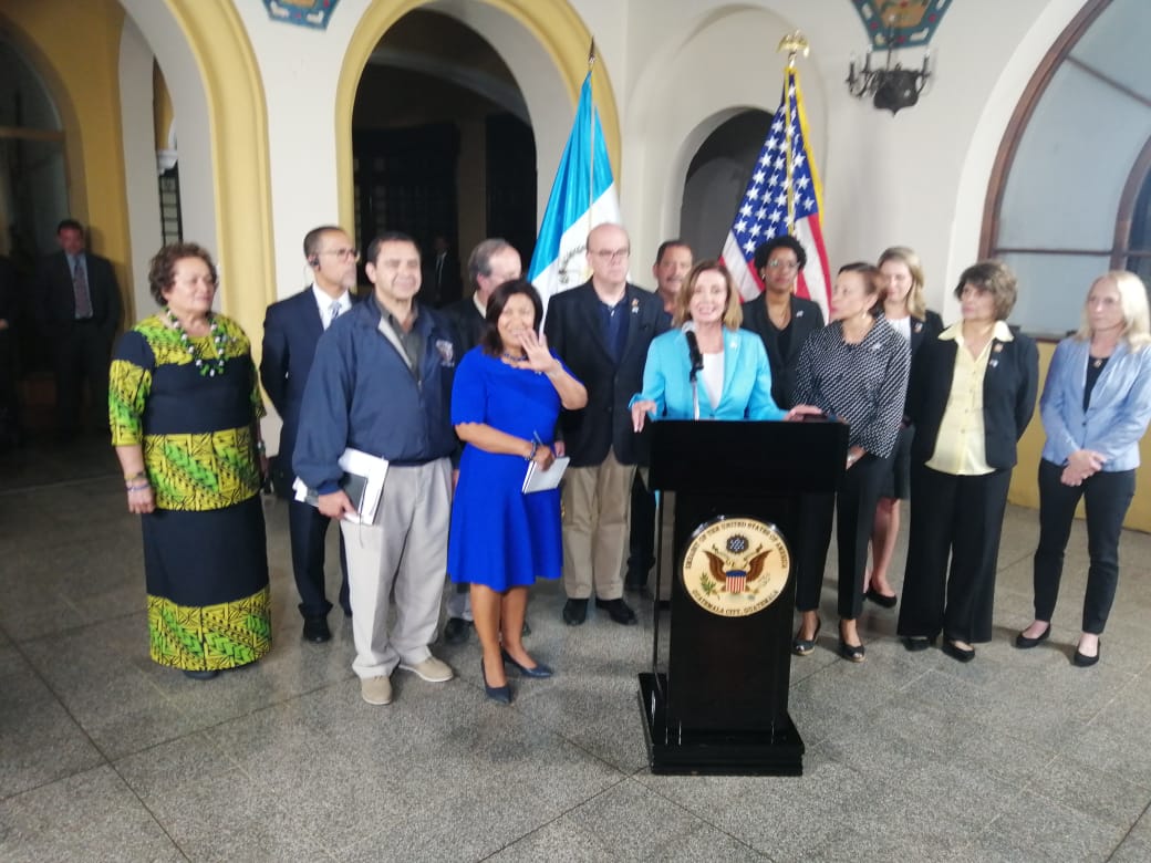 Nancy Pelosi y la delegación que la acompañó brindan conferencia de prensa luego de terminar su visita en Guatemala. (Foto Prensa Libre: María Renee Barrientos). 