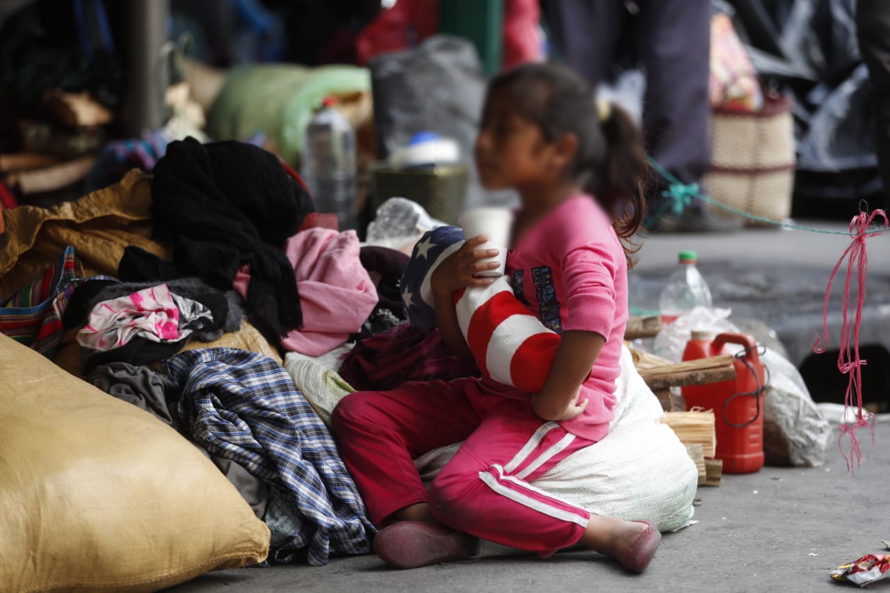 Emelyn Huinil es una de los 123 niños que acampan frente a casa presidencial para pedir tierras para vivir. (Foto Prensa Libre: Esbisn García).