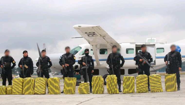 Agentes de la PNC resguardan la droga que fue incautada en Petén el sábado último. (Foto Prensa Libre: Cortesía) 
