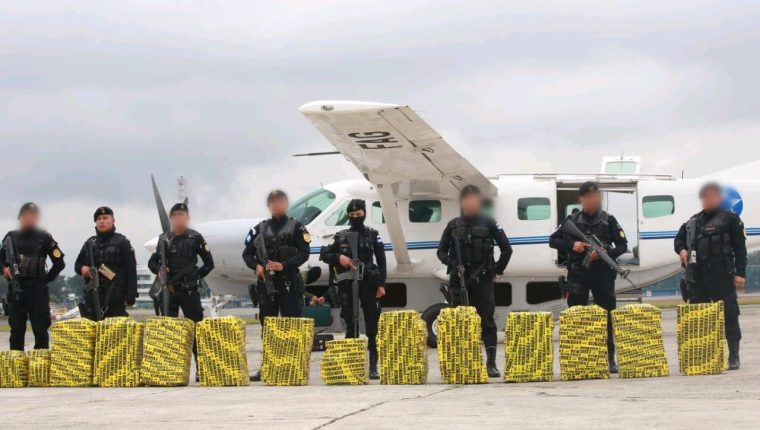 Agentes de la PNC resguardan la droga que fue incautada en PetÃ©n el sÃ¡bado Ãºltimo. (Foto Prensa Libre: CortesÃ­a) 