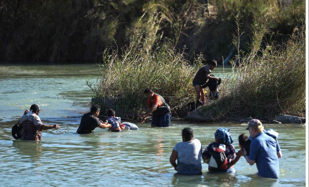 Las duras medidas contra la inmigración no han persuadido a familias enteras que cruzan a diario el Río Bravo. (Foto: AFP)