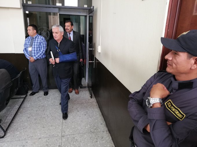 El expresidente Otto Pérez Molina, ingresa a la sala de audiencia al estar señalado de actos de corrupción. (Foto Prensa Libre: Kenneth Monzón). 

