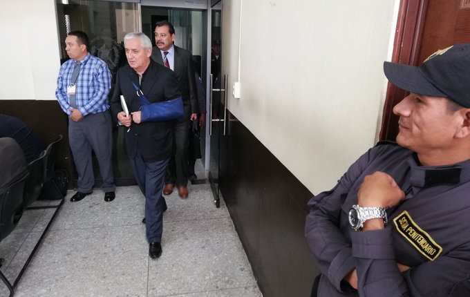 El expresidente Otto Pérez Molina, ingresa a la sala de audiencia al estar señalado de actos de corrupción. (Foto Prensa Libre: Kenneth Monzón). 

