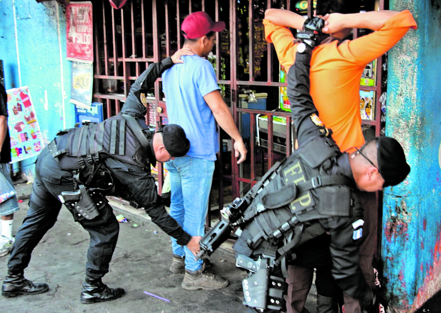 La PNC reitera que un agente no puede registrar los bolsillos de quienes son revisados. (Foto Prensa Libre: Hemeroteca PL)