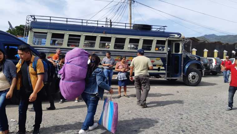 Usuarios que de Antigua Guatemala se dirigen a la capital buscan algún medio de transporte para llegar a su destino. (Foto Prensa Libre: Julio Sicán).
