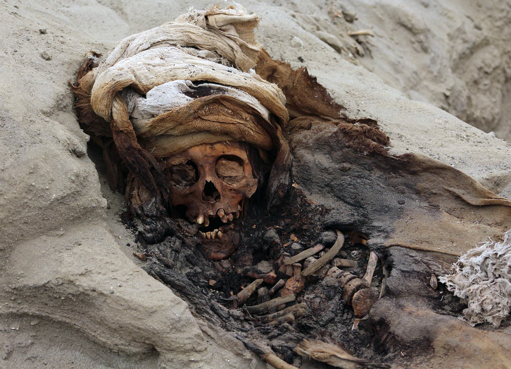 Uno de los 227 restos de niños dados en sacrificio por la cultura Chimu, Perú. (Foto Prensa Libre: AFP)