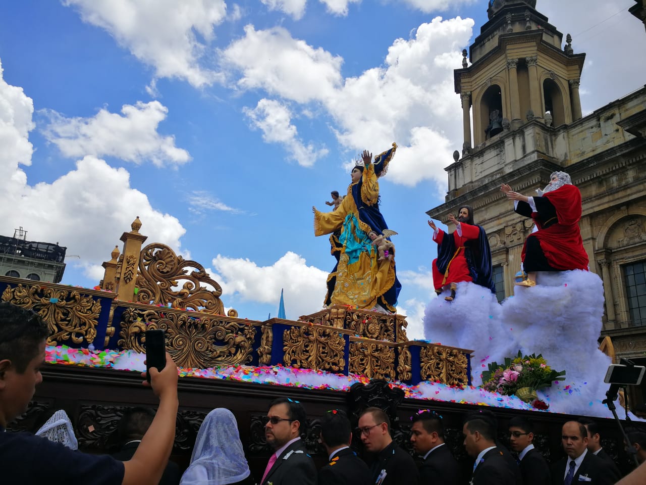 Vistosa anda en la que resalta la imagen de la Virgen de la Asunción. (Foto Prensa Libre: Antonio Jiménez). 