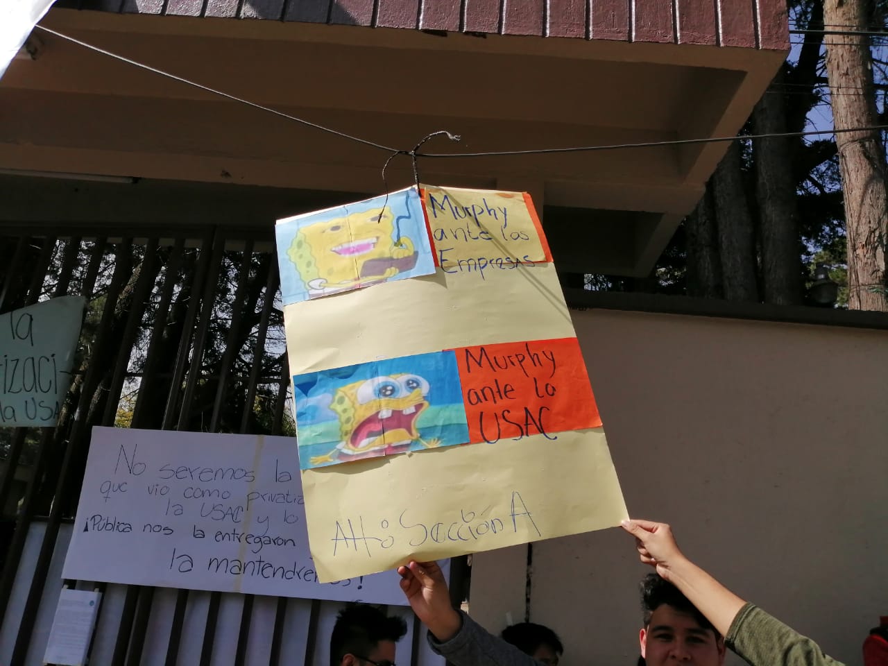 Alumnos del Cunoc se expresaron pro medio de cárteles. (Foto Prensa Libre: María Longo)
