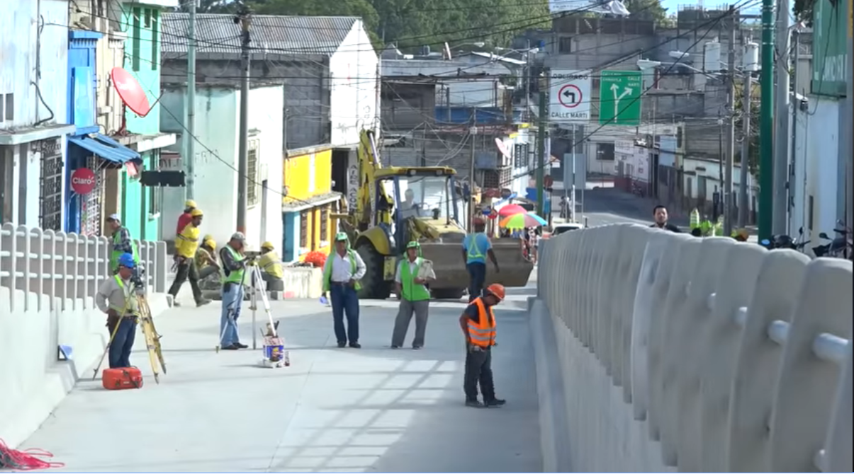 Para la próxima semana se espera que culmine la construcción del viaducto en la 13 avenida y calle Martí, zona 6. (Foto Prensa Libre: cortesía)