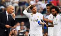 Real Madrid's French coach Zinedine Zidane (L) talks to Real Madrid's Spanish defender Sergio Ramos, Real Madrid's Brazilian midfielder Casemiro and Real Madrid's Brazilian defender Marcelo during the Spanish League football match between Real Madrid and Real Valladolid at the Santiago Bernabeu stadium in Madrid on August 24, 2019. (Photo by GABRIEL BOUYS / AFP)