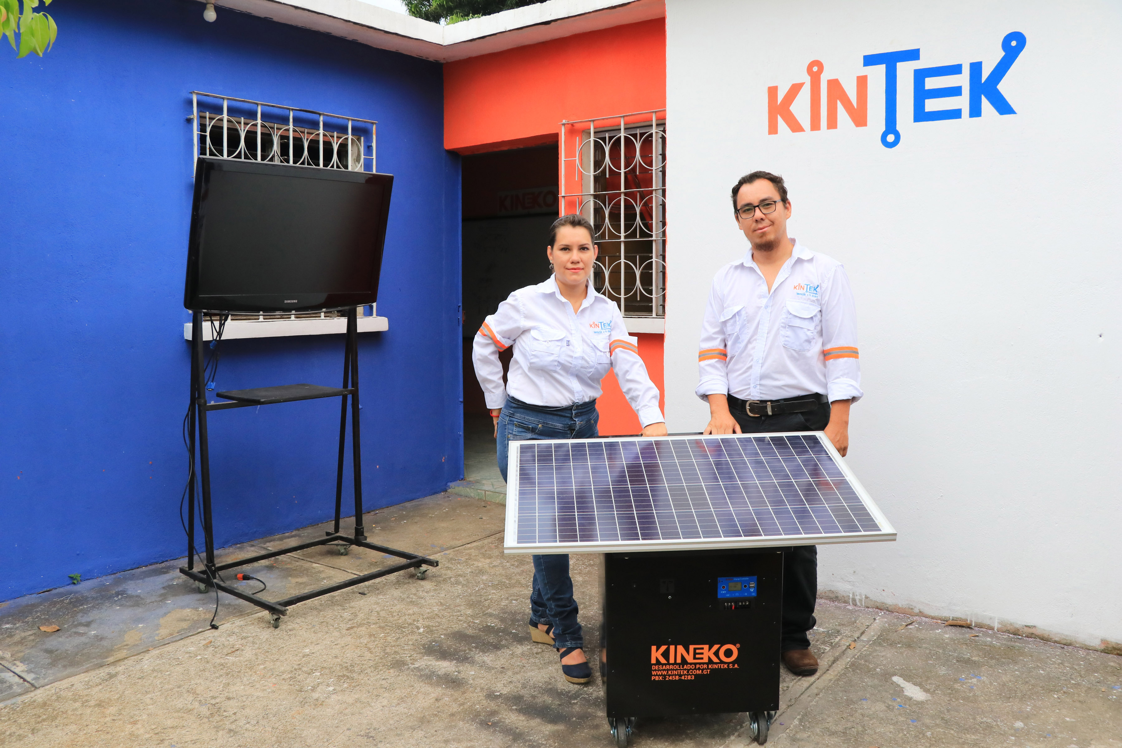 La pareja posa junto a su último proyecto, la Ekoplanta, la cual utiliza luz solar para generar electricidad. (Foto Prensa Libre: Carlos Paredes)