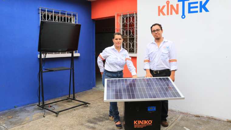 La pareja posa junto a su último proyecto, la Ekoplanta, la cual utiliza luz solar para generar electricidad. (Foto Prensa Libre: Carlos Paredes)
