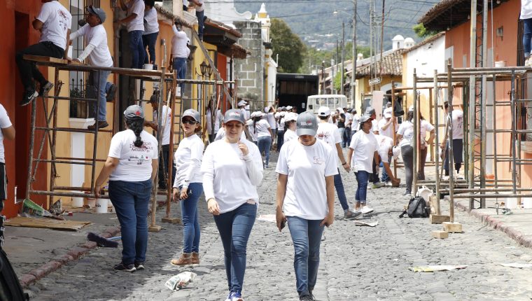 Un grupo de estudiantes de Arquitectura de la UMG participa en la campaÃ±a de rescate de los colores antigÃ¼eÃ±os en el barrio de la Escuela de Cristo de Antigua Guatemala. (Foto Prensa Libre: Julio SicÃ¡n)