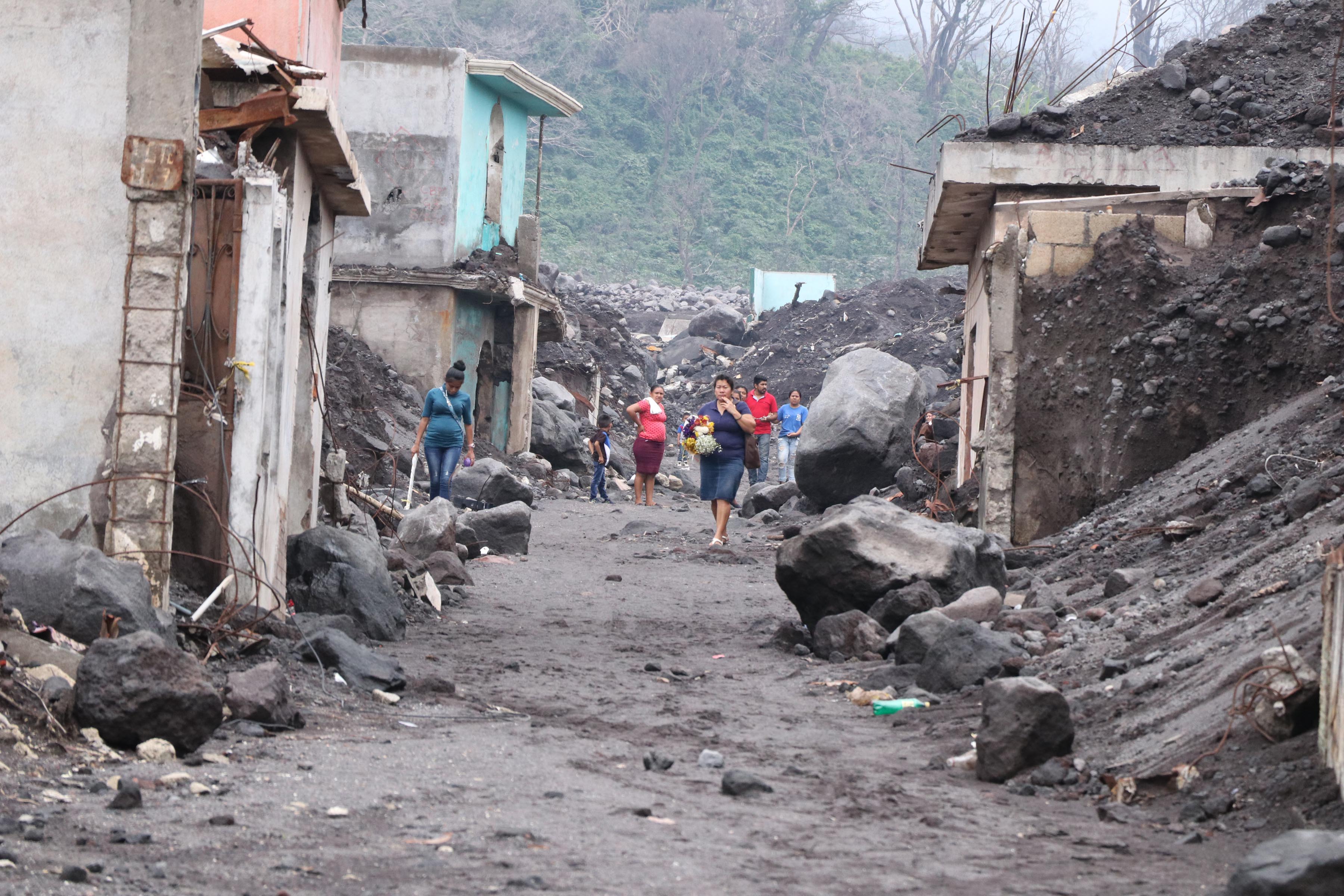La comunidad San Miguel Los Lotes, en El Rodeo, Escuintla, quedó sepultada bajo toneladas de Tocas y arena volcánica. (Foto Prensa Libre: Carlos Paredes)