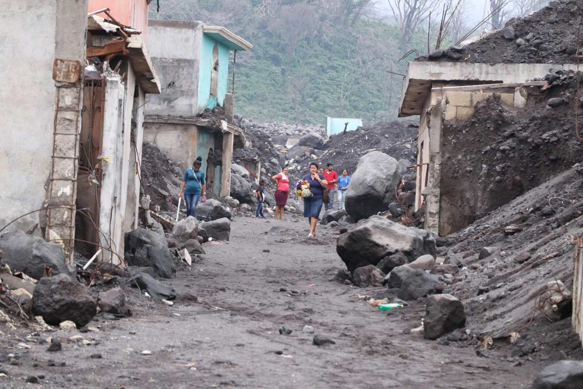 Declaran inhabitables tres comunidades por amenaza del Volcán de Fuego