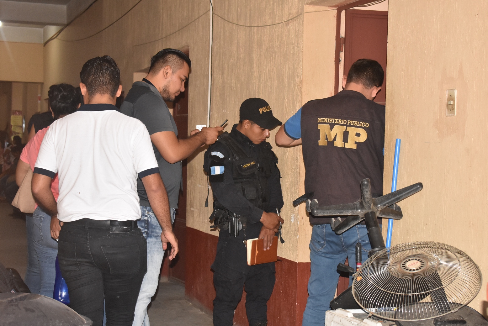 Agentes  de la PNC y peritos del MP ingresan al centro de Salud para revisar y empezar una investigación. (Foto Prensa Libre: Mario Morales)