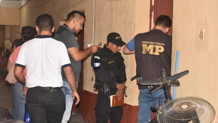 Agentes  de la PNC y peritos del MP ingresan al centro de Salud para revisar y empezar una investigación. (Foto Prensa Libre: Mario Morales)