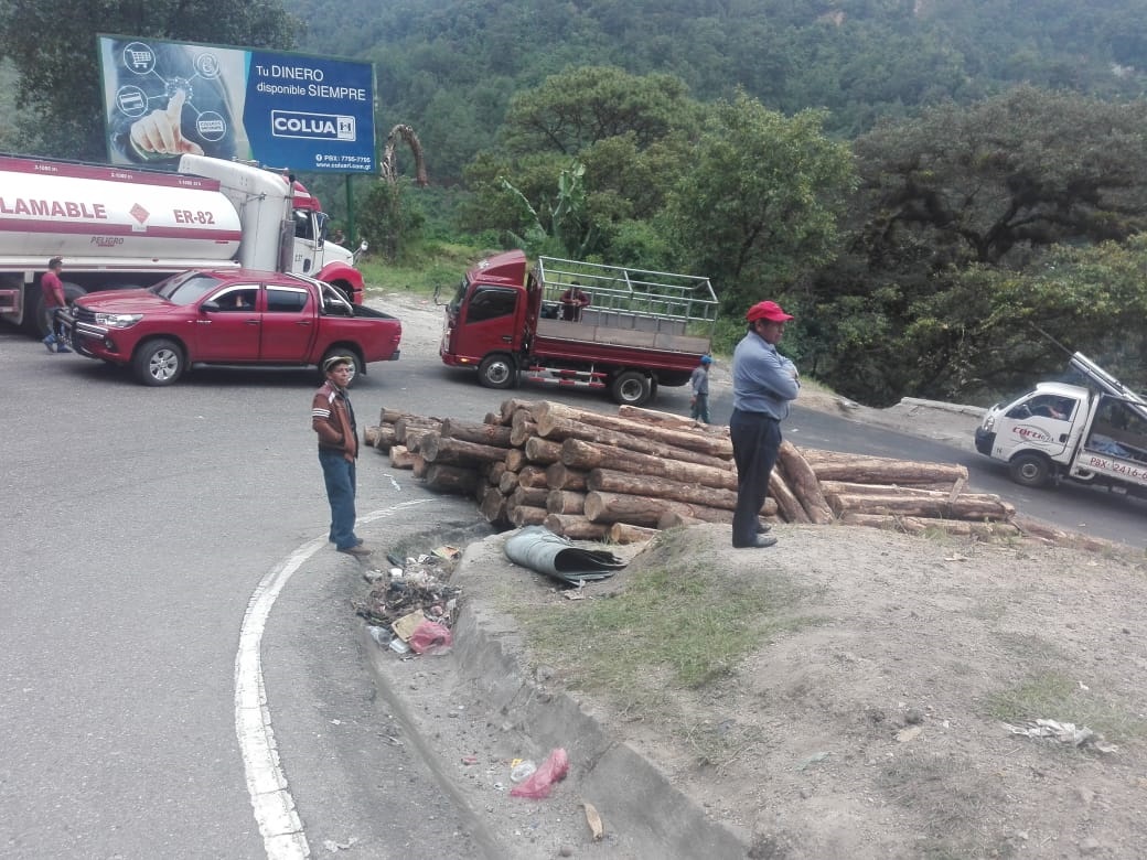 Un tráiler se daña por el sobrepeso de las trozas que transportaba en el kilómetro 140 de la ruta a Chichicastenango, Quiché. (Foto Prensa Libre: Héctor Cordero).