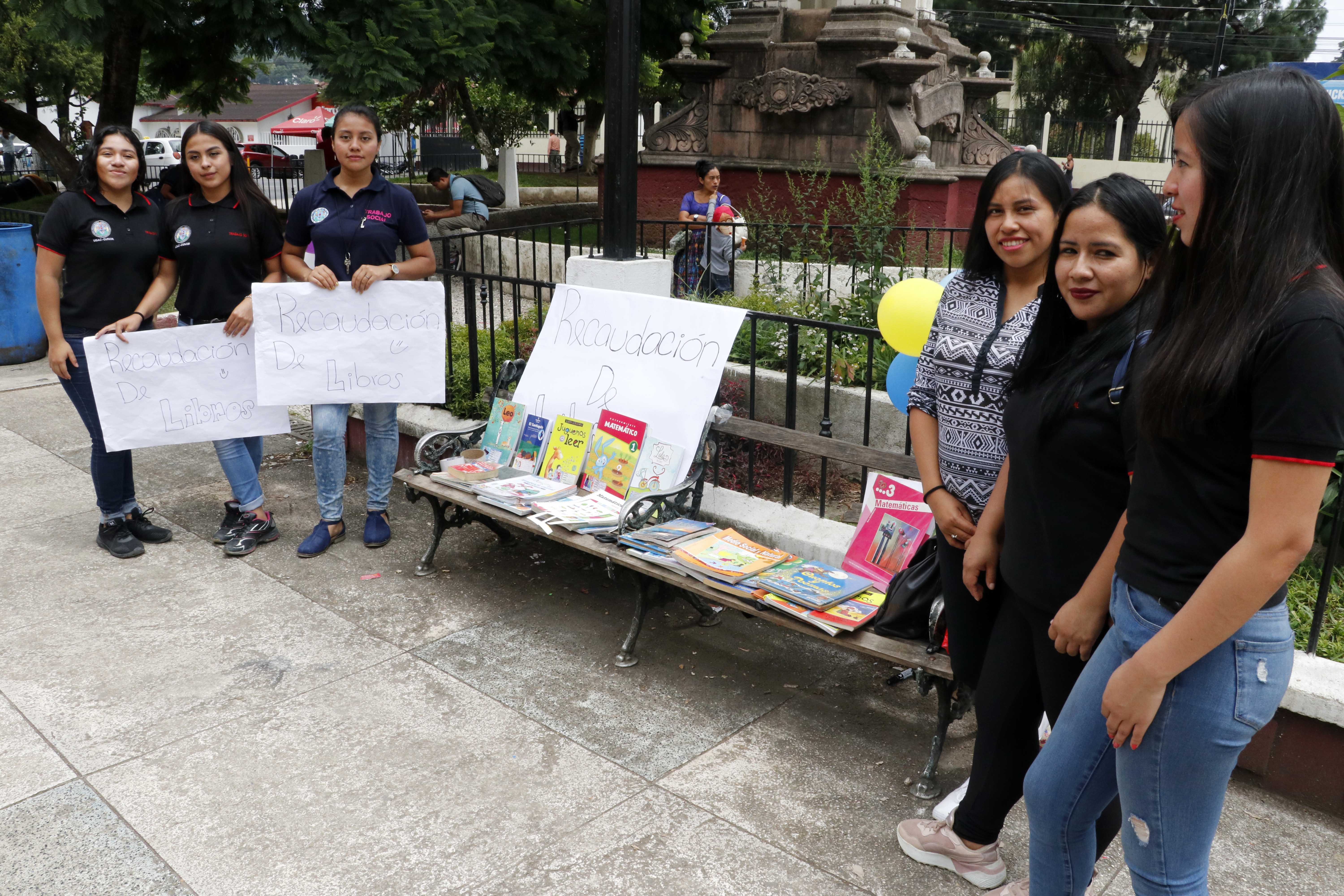 Un grupo de estudiantes de Trabajo Social recaudan libros para implementar una biblioteca comunitaria en San Juan Chamelco. (Foto Prensa Libre: Eduardo Sam Chun)
